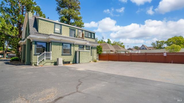 563 Jefferson St, Napa, CA 94559