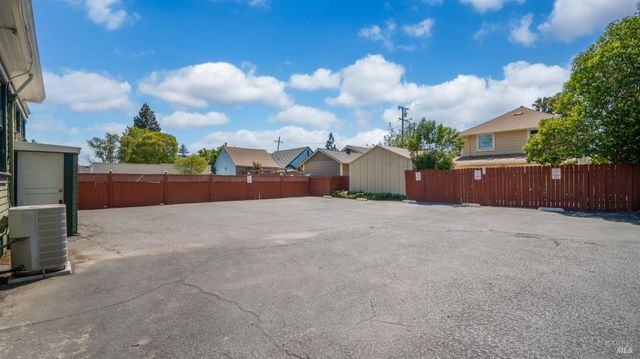 563 Jefferson St, Napa, CA 94559