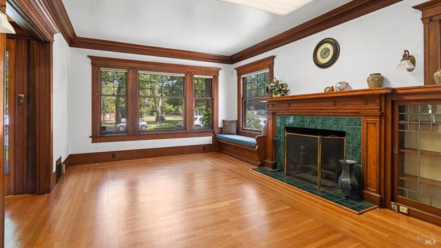 563 Jefferson St, Napa, CA 94559