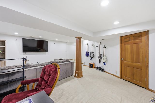 2865 SW Jewell AVE, Topeka, KS 66611