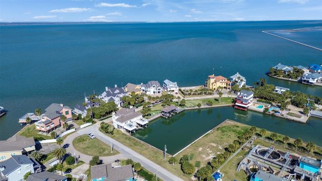 16627 Bayfront Drive, Jamaica Beach, TX 77554