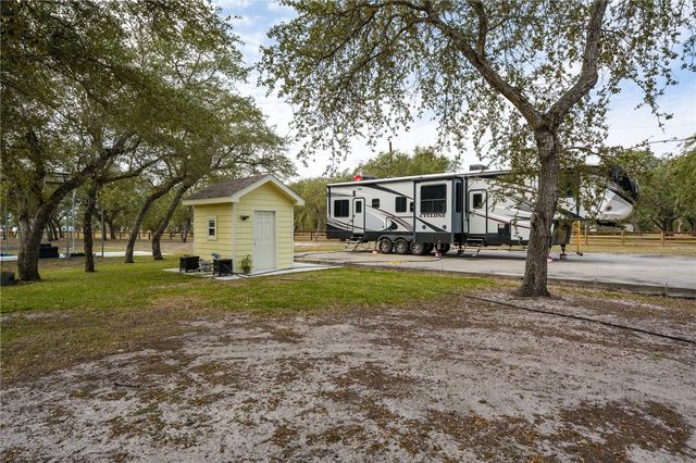 1630 16th St, Rockport, TX 78382