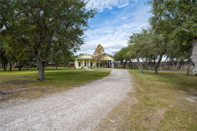 1630 16th St, Rockport, TX 78382