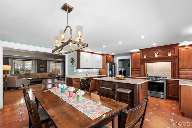 12301 Matthews Lane, St Louis, MO 63127