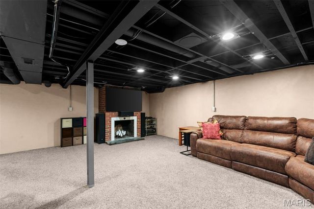 12301 Matthews Lane, St Louis, MO 63127