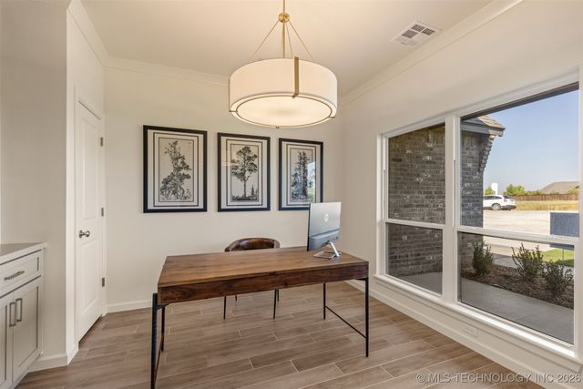 2014 E 45th Place, Sand Springs, OK 74063