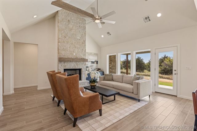 2014 E 45th Place, Sand Springs, OK 74063