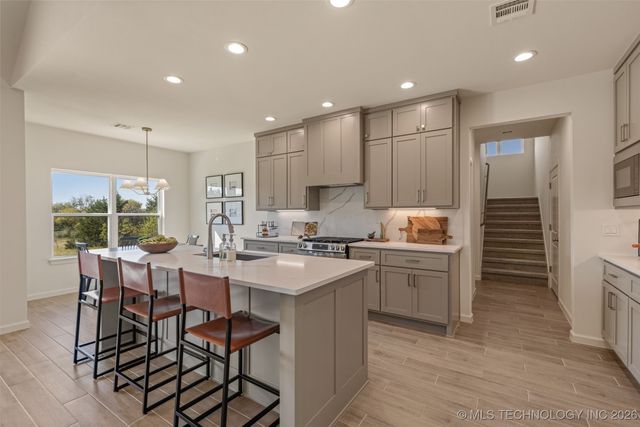 2014 E 45th Place, Sand Springs, OK 74063