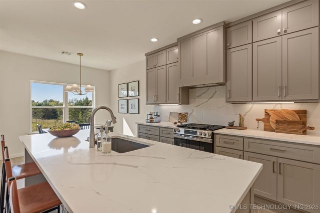 2014 E 45th Place, Sand Springs, OK 74063