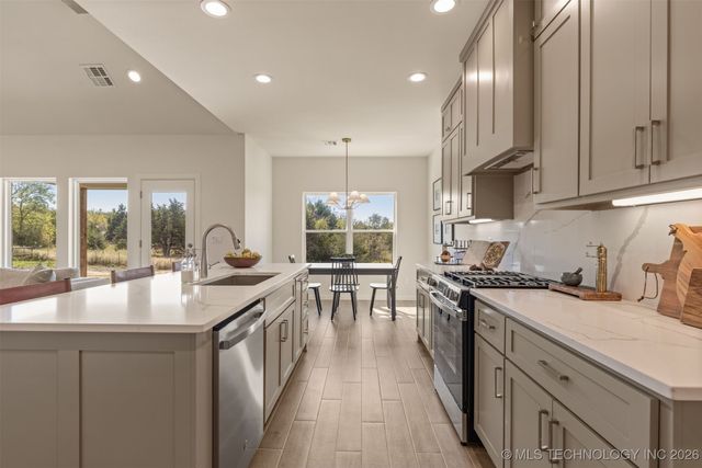 2014 E 45th Place, Sand Springs, OK 74063