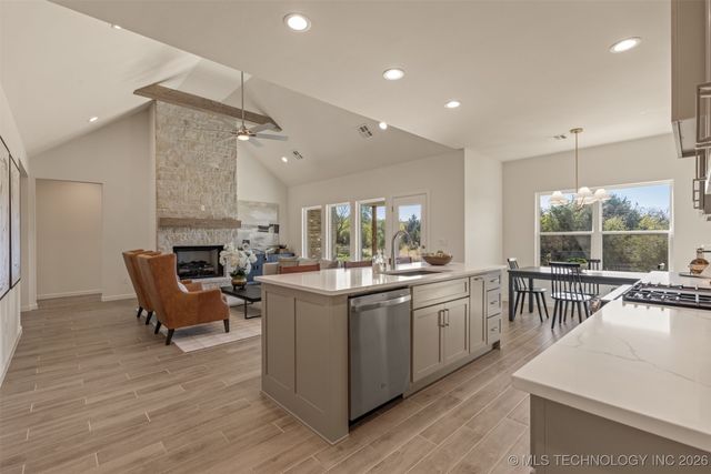 2014 E 45th Place, Sand Springs, OK 74063