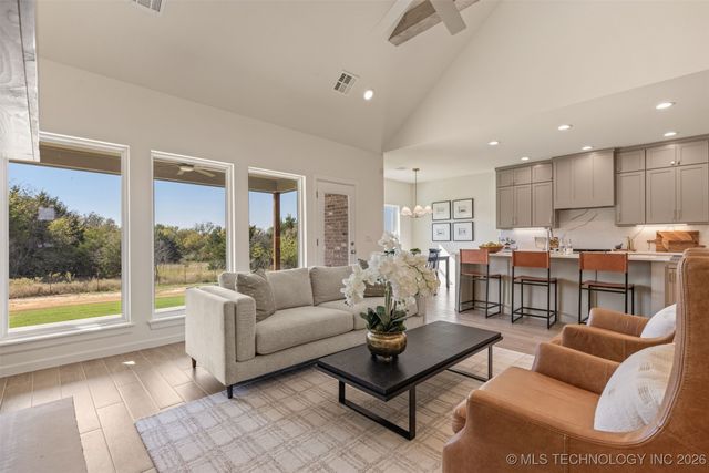 2014 E 45th Place, Sand Springs, OK 74063