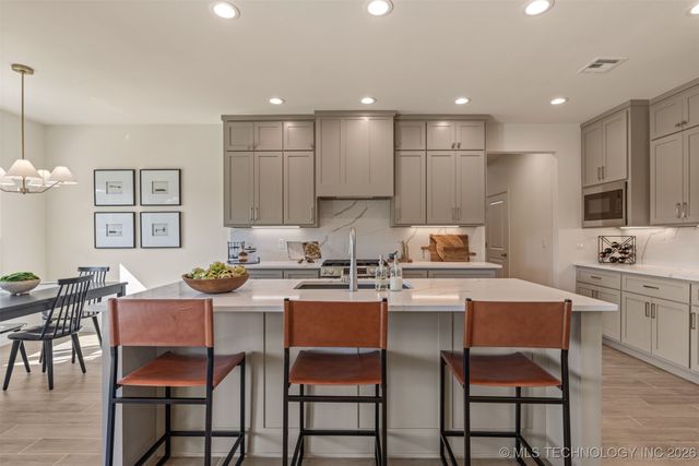 2014 E 45th Place, Sand Springs, OK 74063