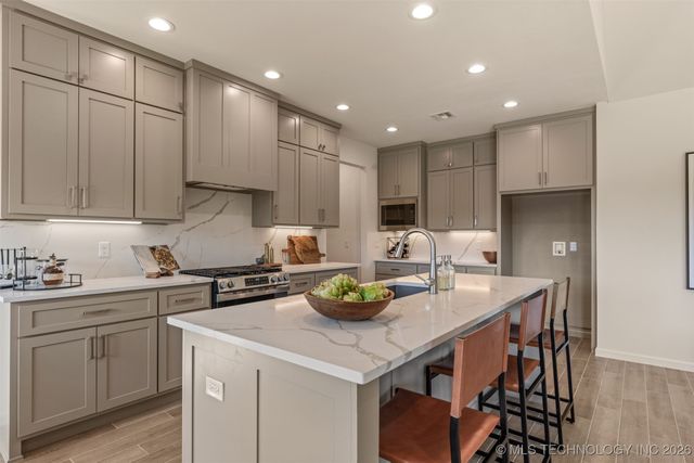 2014 E 45th Place, Sand Springs, OK 74063