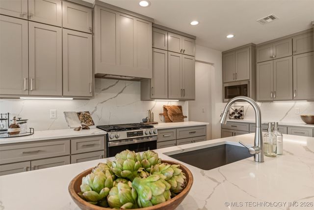 2014 E 45th Place, Sand Springs, OK 74063