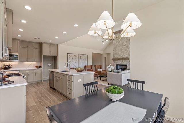 2014 E 45th Place, Sand Springs, OK 74063