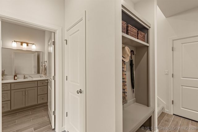 2014 E 45th Place, Sand Springs, OK 74063