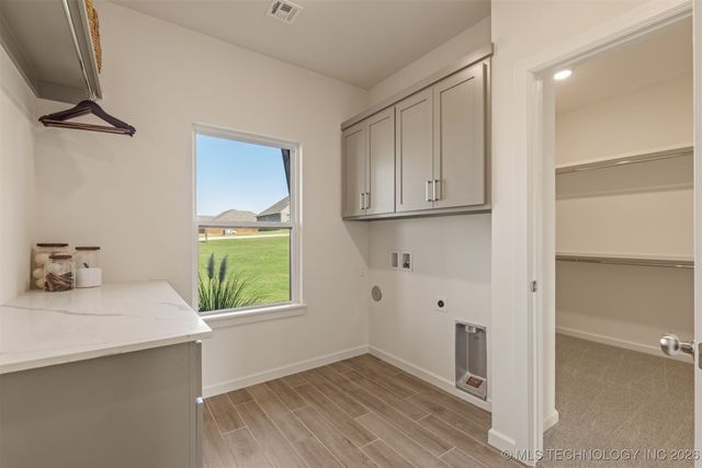 2014 E 45th Place, Sand Springs, OK 74063