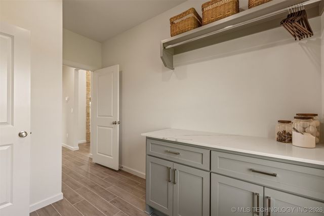 2014 E 45th Place, Sand Springs, OK 74063