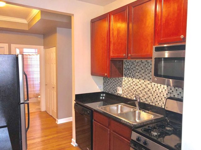536 W BELMONT Avenue 2W, Chicago, IL 60657