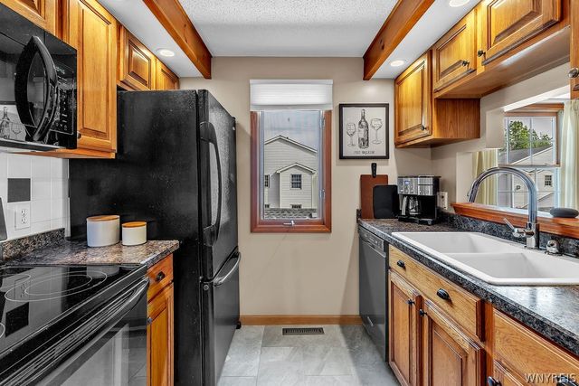 3 Beacon Park L, Amherst, NY 14228
