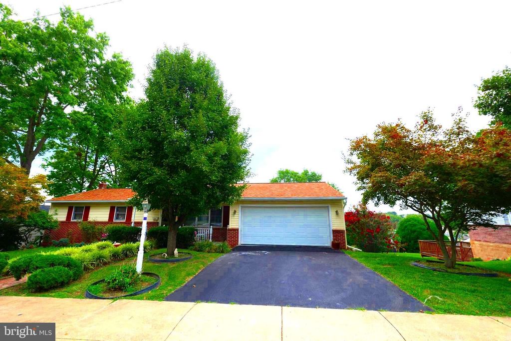 110 HEMLOCK RD, Ephrata, PA 17522