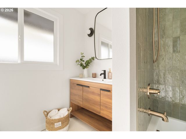 2530 Ne DEKUM St, Portland, OR 97211