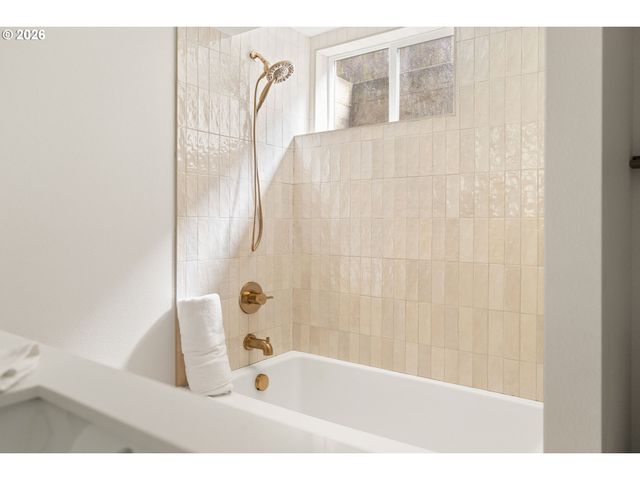 2530 Ne DEKUM St, Portland, OR 97211