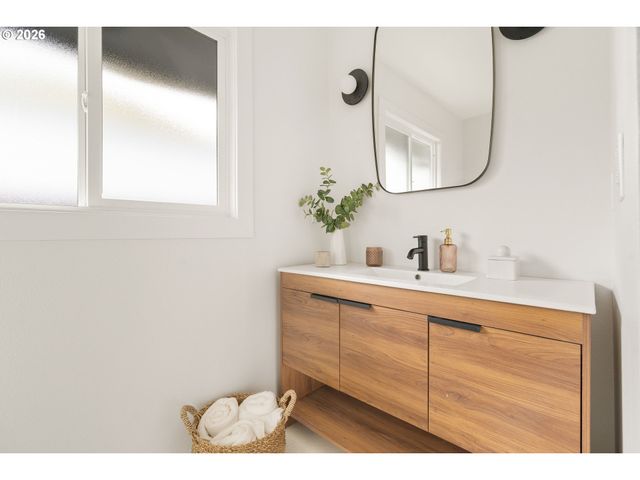 2530 Ne DEKUM St, Portland, OR 97211