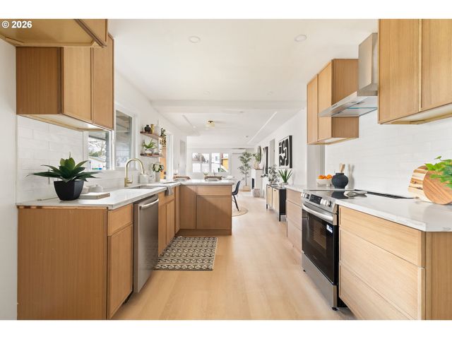 2530 Ne DEKUM St, Portland, OR 97211