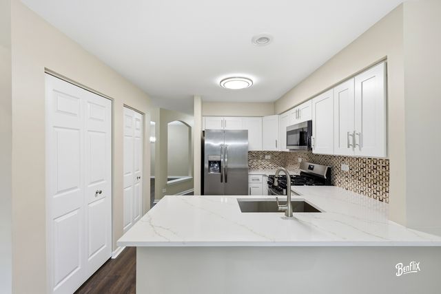 728 Old Checker Road, Buffalo Grove, IL 60089