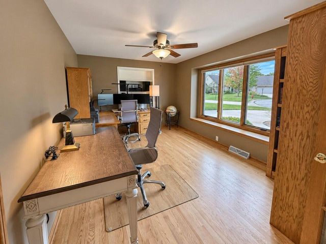13320 W Crestwood COURT, New Berlin, WI 53151