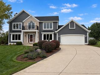 13320 W Crestwood COURT, New Berlin, WI 53151
