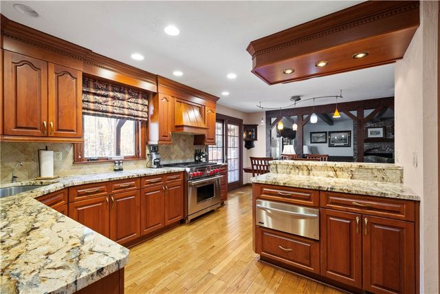 421 Oaklawn Dr, Upper St Clair, PA 15241