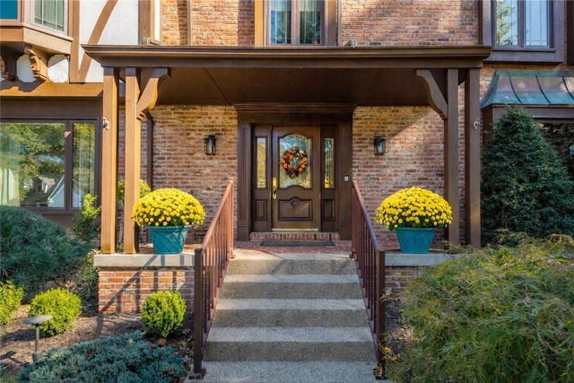 421 Oaklawn Dr, Upper St Clair, PA 15241