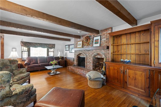 421 Oaklawn Dr, Upper St Clair, PA 15241