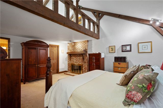 421 Oaklawn Dr, Upper St Clair, PA 15241