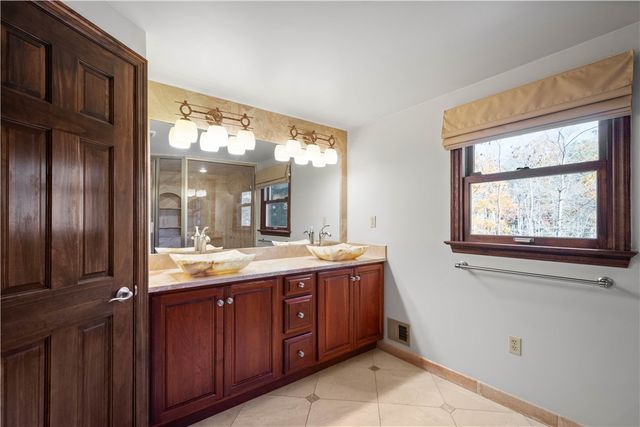 421 Oaklawn Dr, Upper St Clair, PA 15241