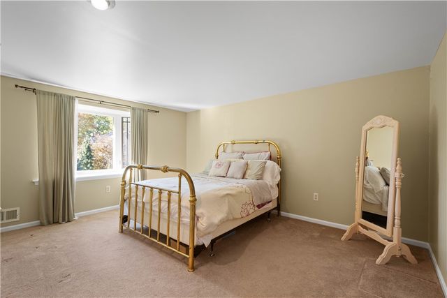 421 Oaklawn Dr, Upper St Clair, PA 15241