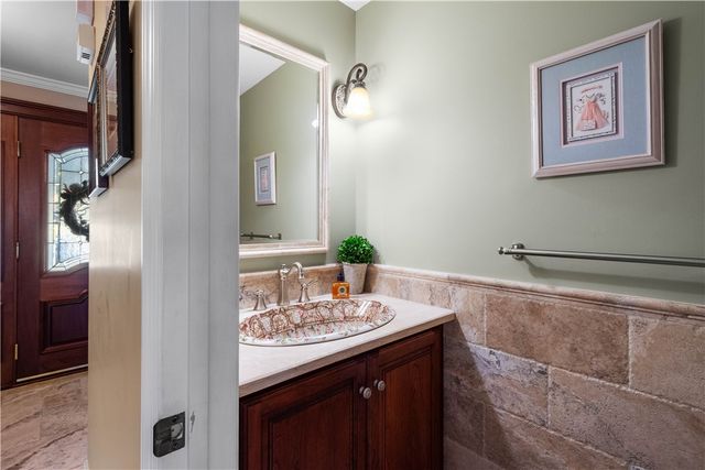 421 Oaklawn Dr, Upper St Clair, PA 15241