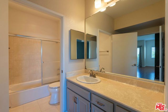 5135 Zelzah Avenue 305, Encino (los Angeles), CA 91316