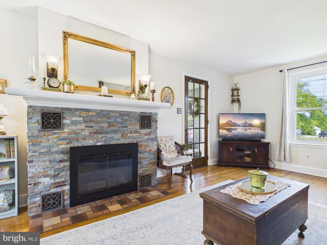 2301 SUNSET LN, York, PA 17408