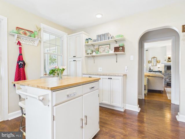 2301 SUNSET LN, York, PA 17408