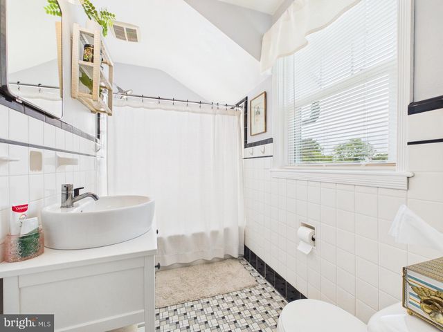 2301 SUNSET LN, York, PA 17408