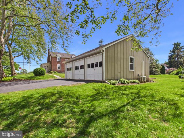 2301 SUNSET LN, York, PA 17408