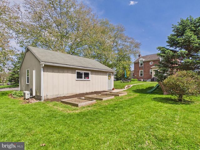 2301 SUNSET LN, York, PA 17408