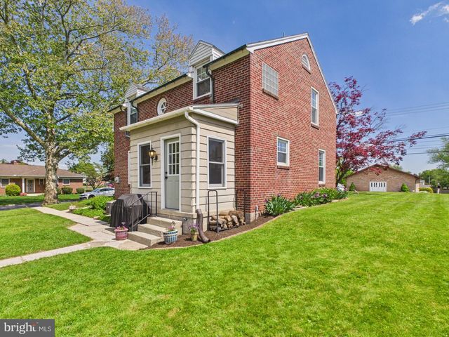 2301 SUNSET LN, York, PA 17408