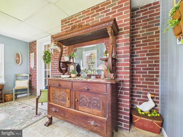 2301 SUNSET LN, York, PA 17408