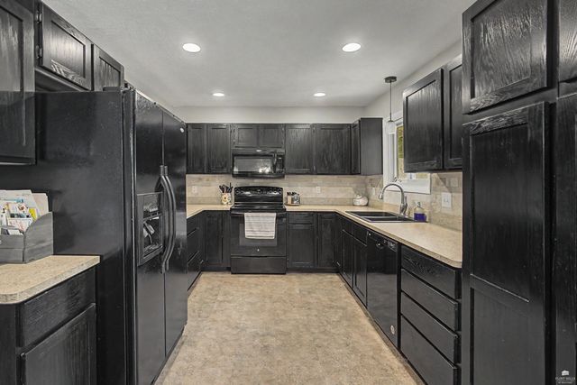 1805 Cedar Crest Drive, Manhattan, KS 66503