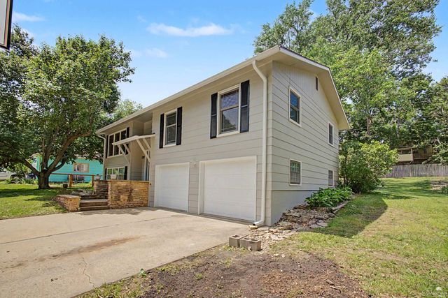 1805 Cedar Crest Drive, Manhattan, KS 66503